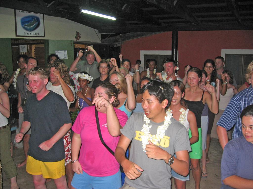Ratu Kini Backpackers And Dive Resort Đảo Đảo Mana Island Ngoại thất bức ảnh