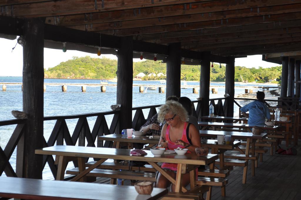 Ratu Kini Backpackers And Dive Resort Đảo Đảo Mana Island Ngoại thất bức ảnh