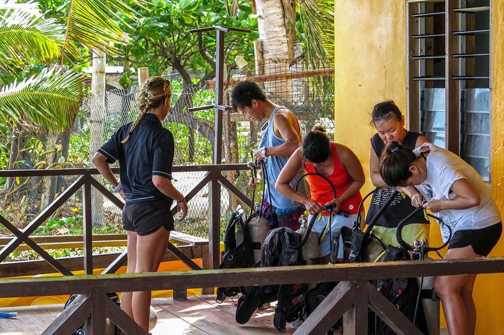 Ratu Kini Backpackers And Dive Resort Đảo Đảo Mana Island Ngoại thất bức ảnh