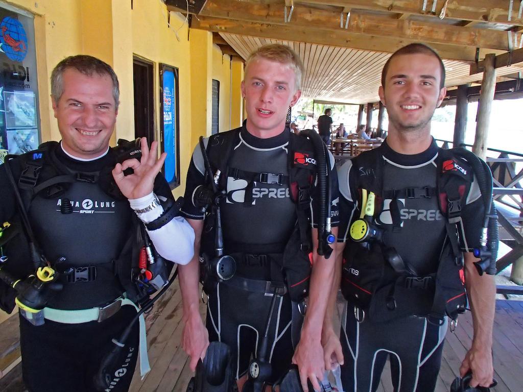 Ratu Kini Backpackers And Dive Resort Đảo Đảo Mana Island Ngoại thất bức ảnh