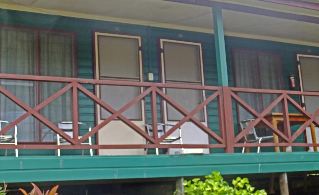 Ratu Kini Backpackers And Dive Resort Đảo Đảo Mana Island Ngoại thất bức ảnh