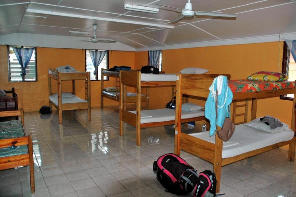 Ratu Kini Backpackers And Dive Resort Đảo Đảo Mana Island Phòng bức ảnh