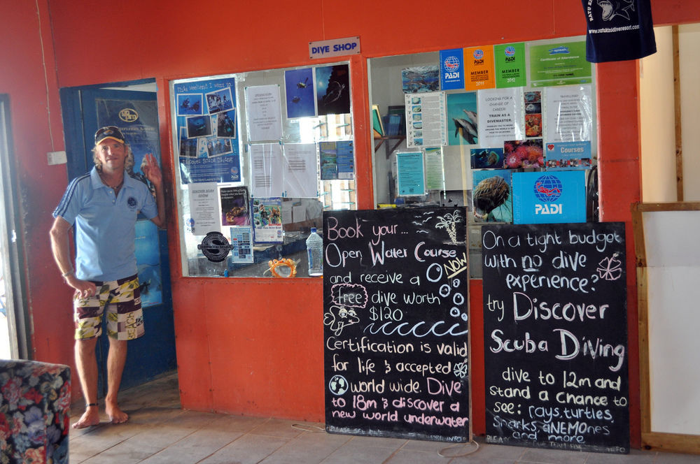 Ratu Kini Backpackers And Dive Resort Đảo Đảo Mana Island Ngoại thất bức ảnh