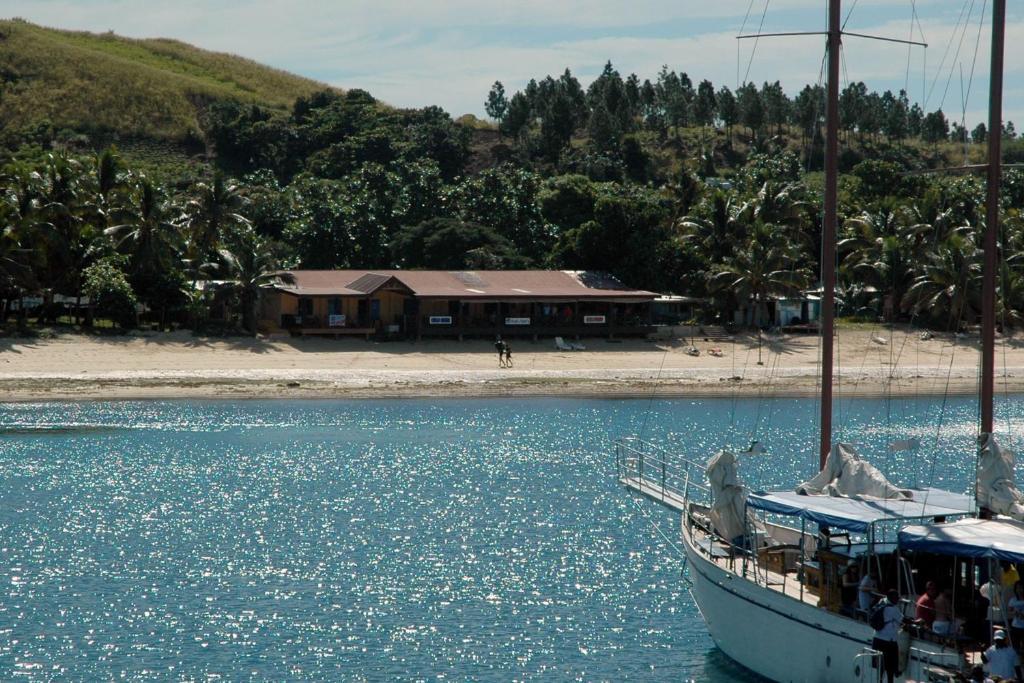 Ratu Kini Backpackers And Dive Resort Đảo Đảo Mana Island Ngoại thất bức ảnh